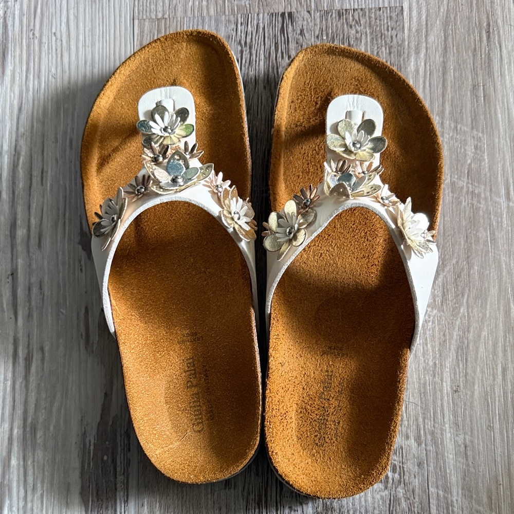 Floral toe-post sandals